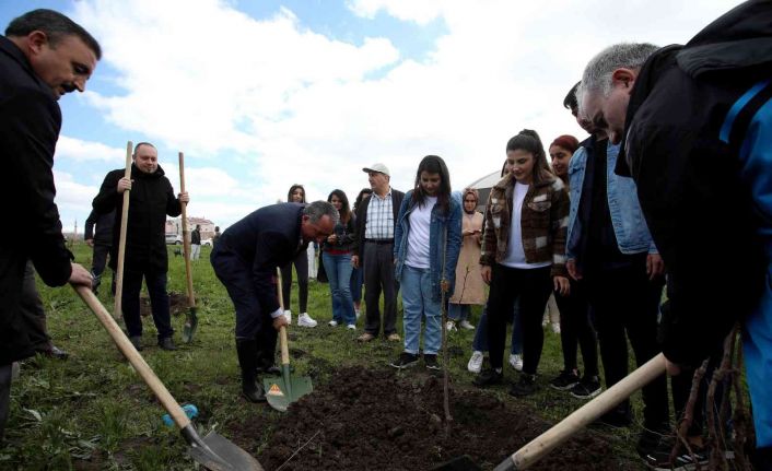 AİÇÜ’de fidanlar meyve vermesi için toprakla buluşturuldu