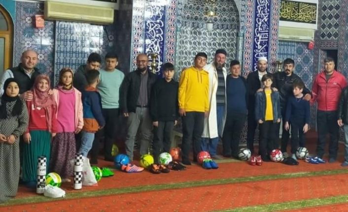 Alaplı’da teravihe gelen çocuklar ödüllendirildi