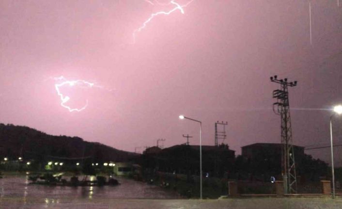 Amasya’da şimşekler geceyi gündüze çevirdi