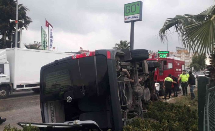 Antalya’da lüks minibüs yoldan çıktı: 1 yaralı