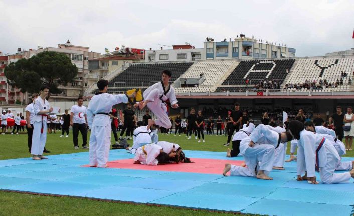 Aydın’da gençlerin gösterileri ayakta alkışlandı