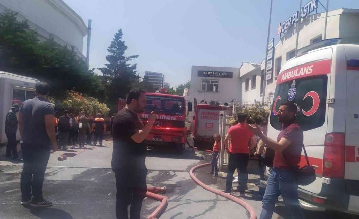 Bağcılar’da plastik poşet üretim fabrikasında yangın: 3 kişi dumandan etkilendi