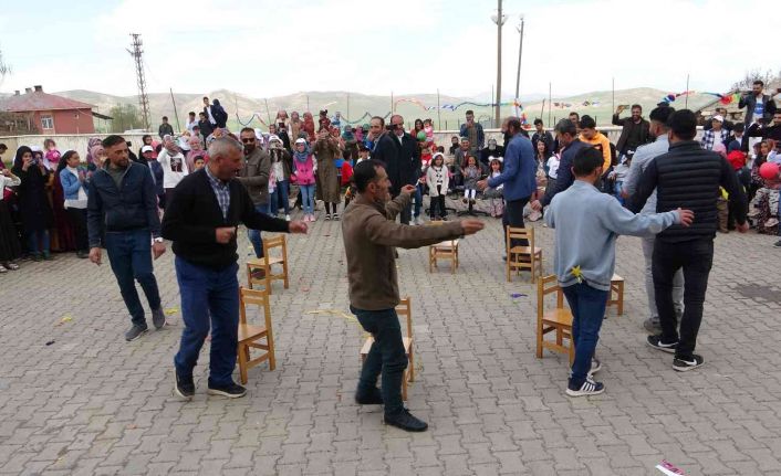 Bahar şenliğinde veliler oynadı çocuklar izledi