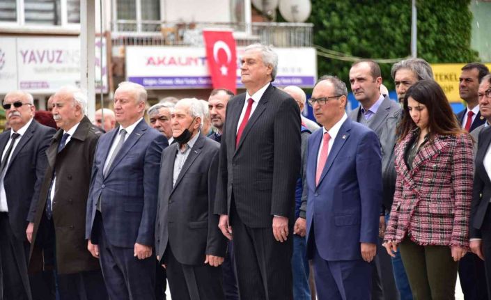 Bazı parti ve STK’lar Atatürk Anıtı’na çelenk sundu