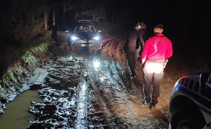 Çamura saplanan aracı jandarma kurtardı