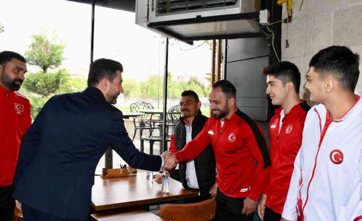 Çizmelioğlu, Eskişehirli milli sporcular ile bir araya geldi