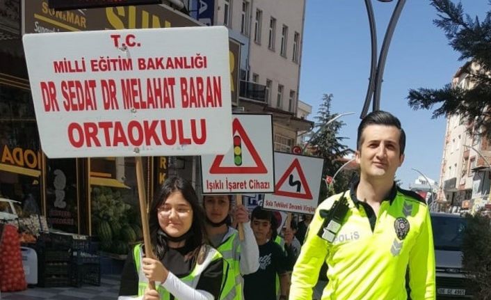 Çocuklar trafik güvenliğine dikkat çekmek için yürüdü