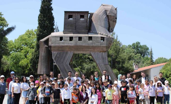 ÇOMÜ öğrencileri, ilkokul öğrencilerini Troya müzesine götürdü