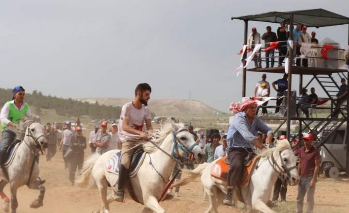 Dazkırı Rahvan At Yarışları’nda renkli görüntüler ortaya çıktı