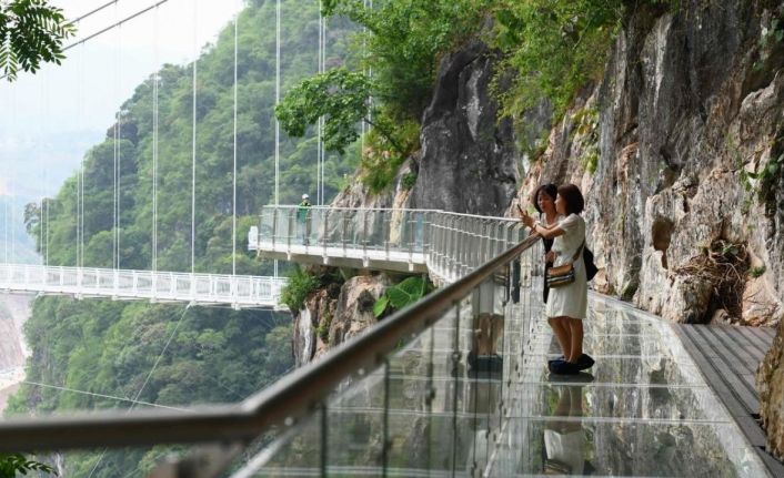 Dünyanın en uzun cam köprüsü Vietnam’da açıldı