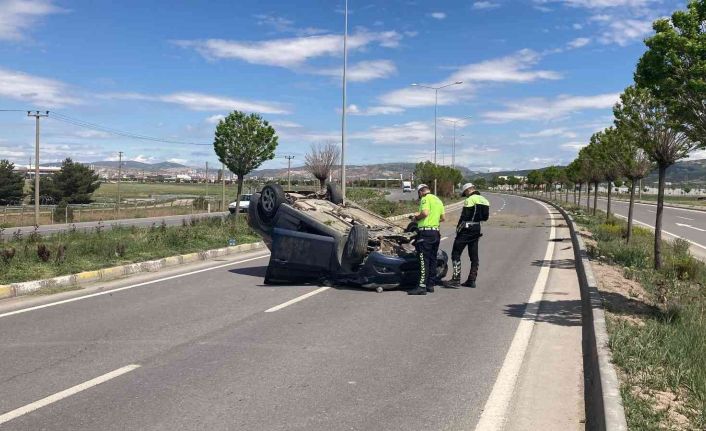 Düz yolda araç ters döndü, sürücü yaralandı