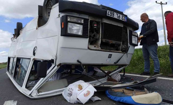 Edirne’de feci kaza: Minibüs içindeki yolcularla ters döndü