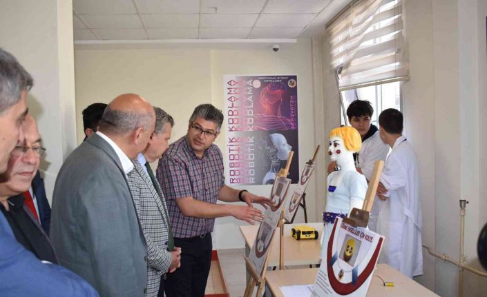 Edremit Mesleki ve Teknik Anadolu Lisesinde robotik kodlama sergisi açıldı