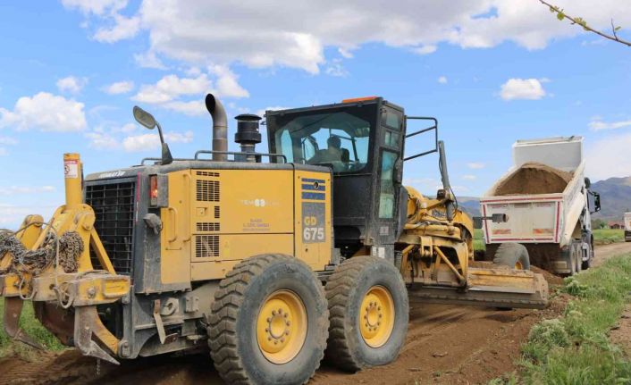 Elazığ’da köy yollarında  genişletme ve stabilize çalışmaları sürüyor