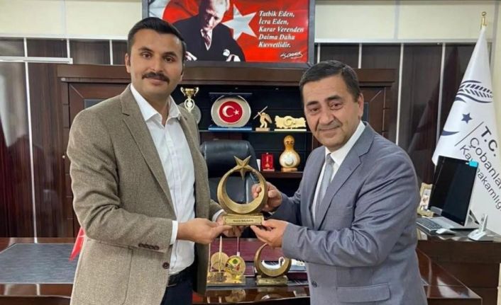 Emekliye ayrılan koruma polisi plaketle uğurlandı