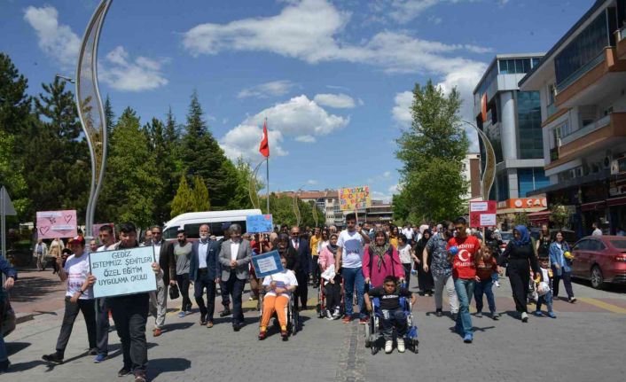 Engellilerden farkındalık yürüyüşü