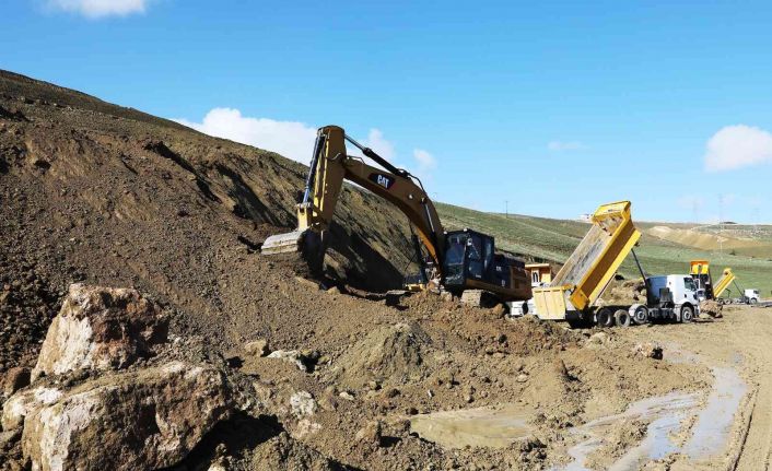 Genel Sekreter Çelikel, heyelan bölgesi ve Elmalık yolundaki çalışmaları inceledi