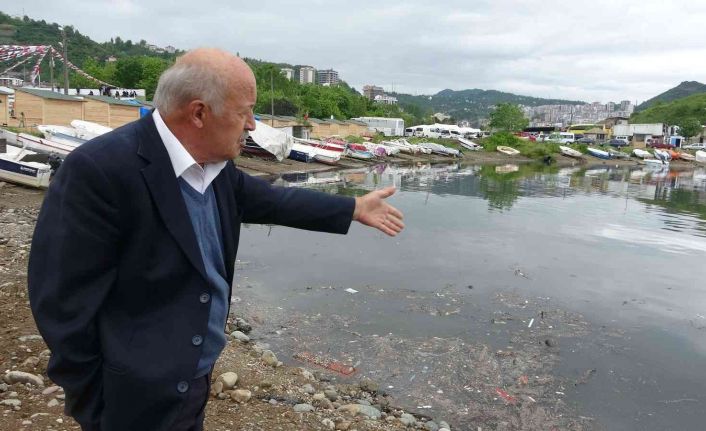 Giresun’da Aksu balıkçı barınağındaki balıkçılar kirlilikten şikayetçi