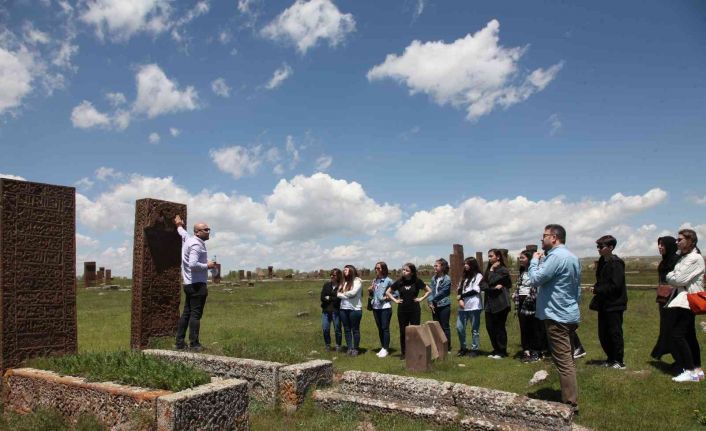 Giresunlu öğrenciler Ahlat’ı gezdi