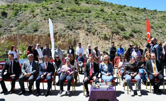 Gümüşhane’de özel öğrencilere özel spor malzemeleri dağıtıldı