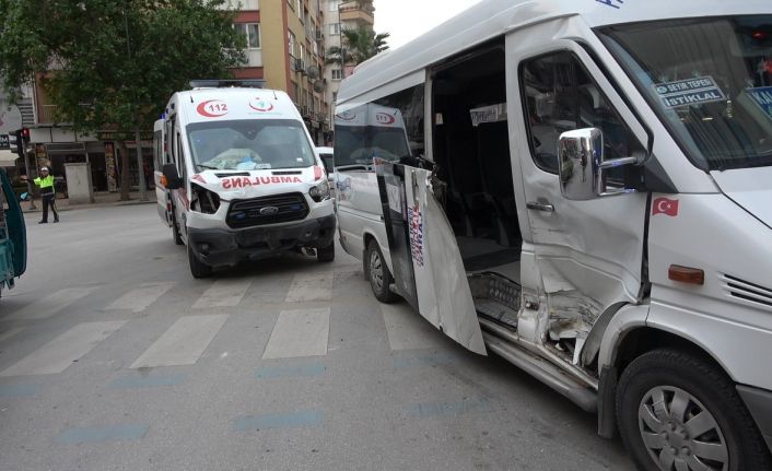 Hasta taşıyan ambulans dolmuşla çarpıştı; 2 yaralı