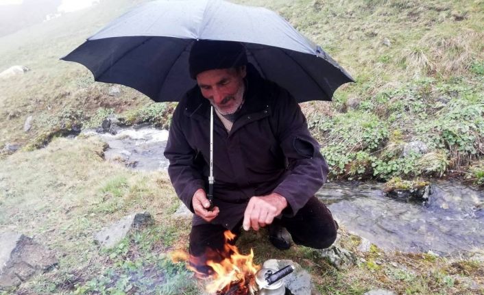 Haziran’a sayılı günler kala çobanların kar ve çay keyfi