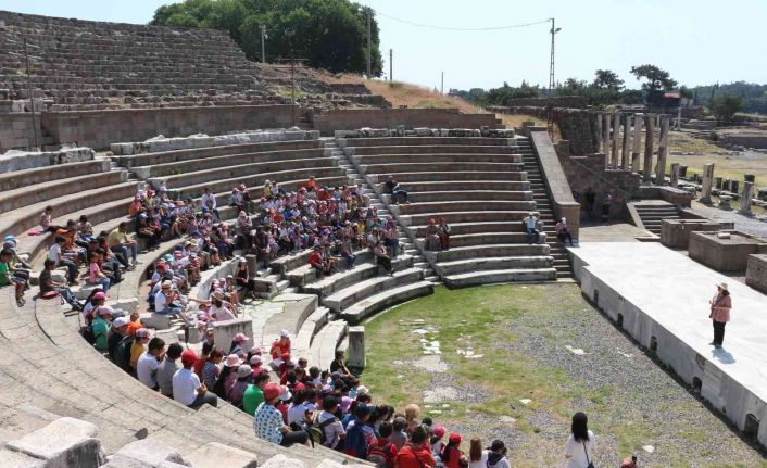 İlkokul öğrencileri Bergama tarihini öğreniyor