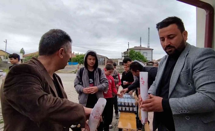 İsmini açıklamadı, tüm okula döner ikram etti