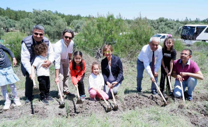 İzmir Vakıflar Bölge Müdürlüğü’nden fidan dikim etkinliği