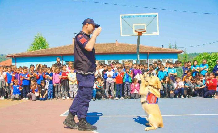 Jandarma öğrencilere eğitim verdi, onlarla fidan dikti