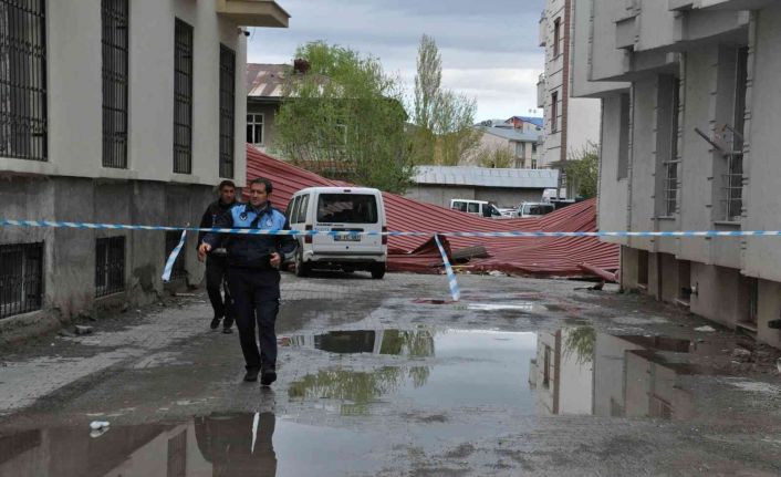 Kars’ta fırtına çatıları uçurdu