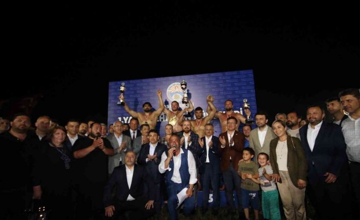 Kaş Belediyesi 1.Yağlı Güreşleri’nde başpehlivan İsmail Balaban oldu