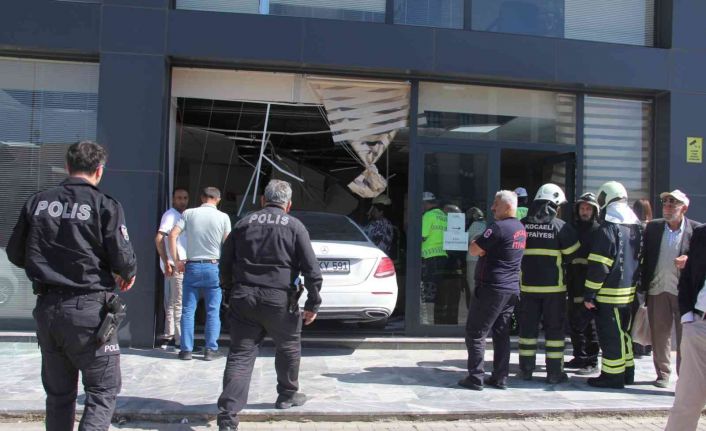 Kontrolden çıkan lüks otomobil, vergi dairesine daldı