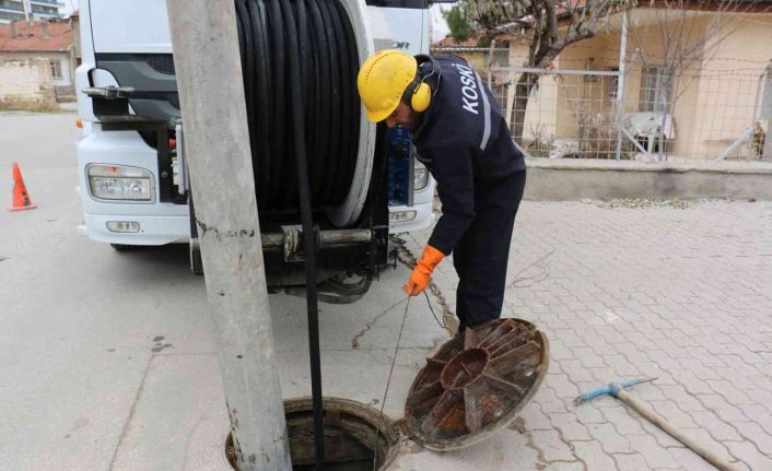 KOSKİ taşkın riskine karşı kombine araçlarla kanal temizliği yapıyor