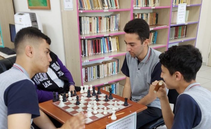 Lisede satranç turnuvası heyecan içinde geçti