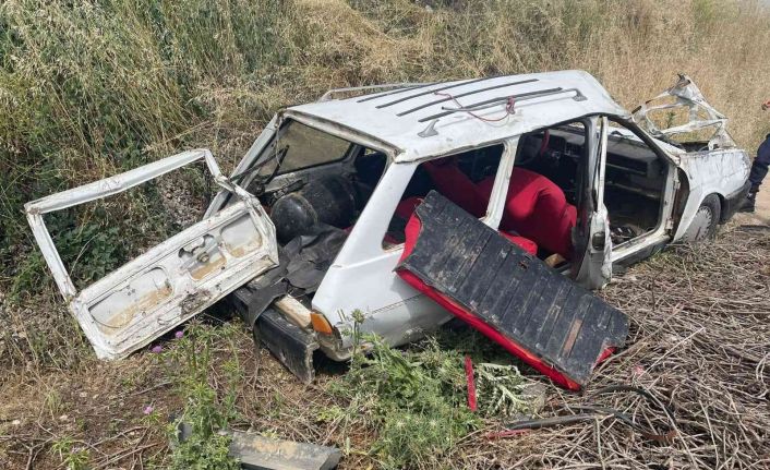 Manisa’da lastiği patlayan otomobil tarlaya devrildi, 2 kişi ölümden döndü