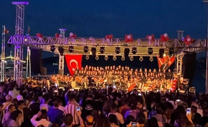 Marmaris’te gençlerden oluşan 120 kişilik koro konser verdi