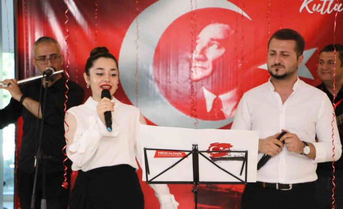 Medıcal Park Gaziantep’te hemşirelerden 19 Mayıs düeti