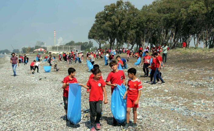 Mersin’de 300 öğrenci deniz kaplumbağaları için sahili temizledi