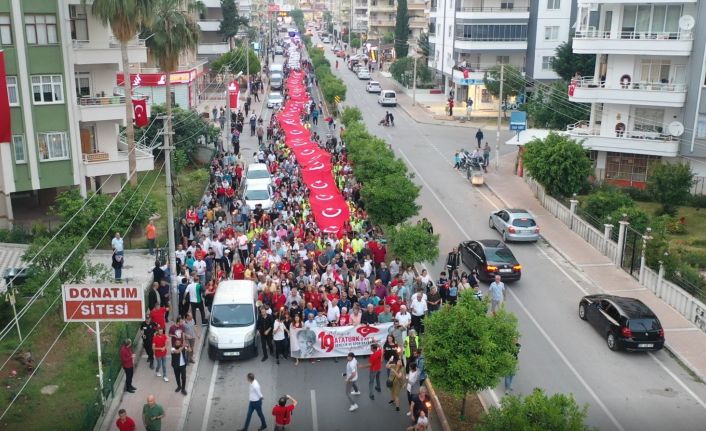 Mezitli’de meşaleli bayrak yürüyüşünde bayram coşkusu