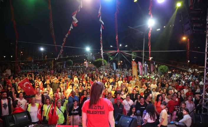 Mezitlililer, 19 Mayıs coşkusunu Kibrit Kutusu ile yaşadı