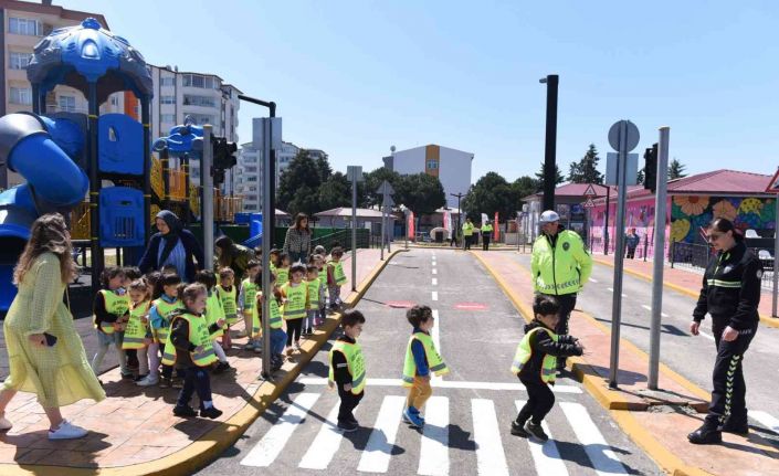 Minik öğrencilere trafik eğitimi verildi