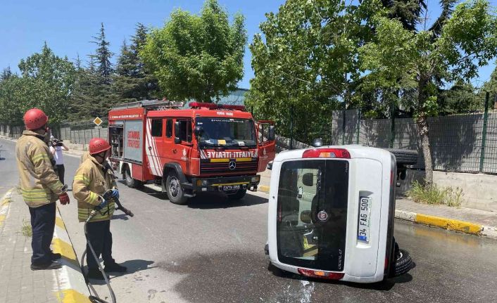 Pendik’te lüks otomobilin çarptığı ticari araç yan yattı: 1 yaralı