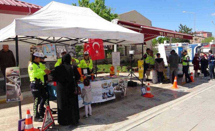 Polis ve jandarma ekiplerinden trafik bilgilendirmesi