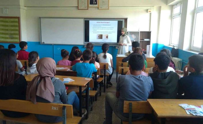 Sağlıkçılar köylerde kene eğitimi verdi