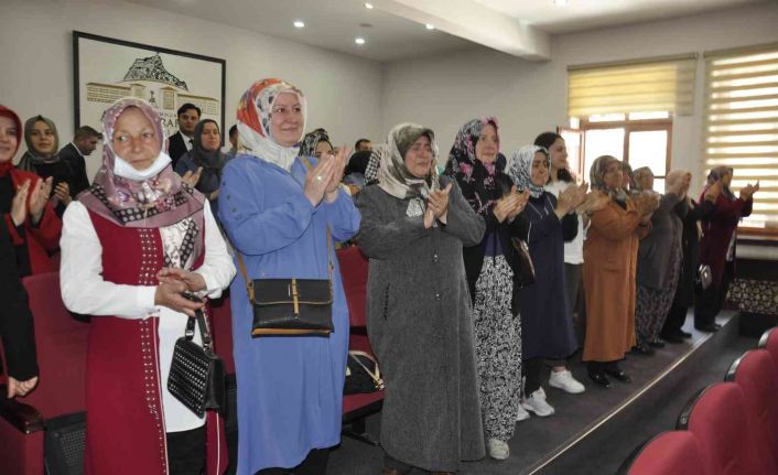 Şehit aileleri ve gaziler valiliyi dakikalarca ayakta alkışladı