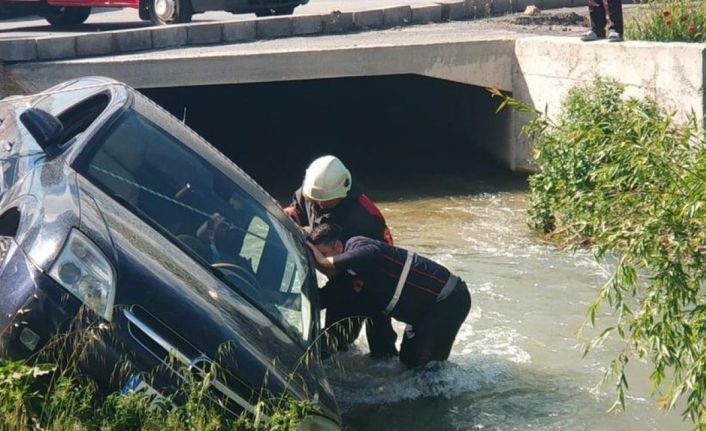 Sulama kanalına devrilen aracın sürücüsü yaralandı