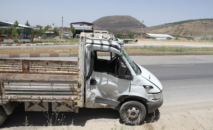 Tır ile açık kasa kamyonet çarpıştı: 1 yaralı