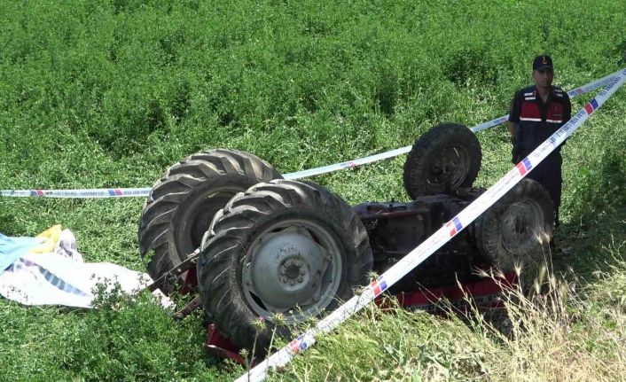 Virajı alamayan traktördeki 2 çiftçi hayatını kaybetti