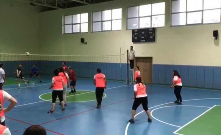 Voleybol turnuvasında ter döktüler